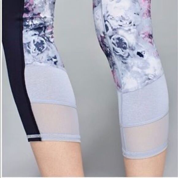 ✨Lululemon If You're Lucky Crop ~size 6~✨ - Picture 4 of 8